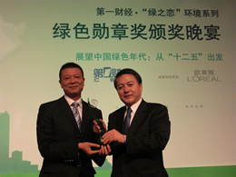 From left: Mr. Ling Yun, President of China Business News; Yuji Mizuno, Director and Senior Executive Officer of Asahi Kasei Corp.