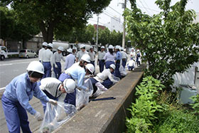 清掃活動に取り組む、川崎製造所の従業員たち
