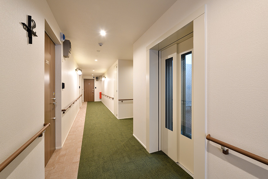 廊下には両側に手すりを設置。共用エレベーター付き