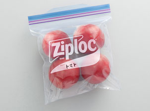 画像：トマトがまるごとジップロックフリーザーバッグに入っている