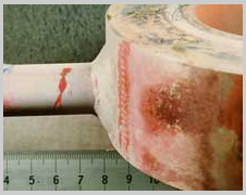 ステンレス鋼製オリフィスの導管に発生
したESCCの浸透探傷後の外観