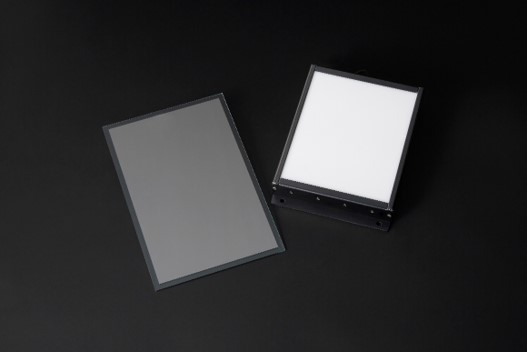 用于偏振光源的WGF™面板，其中WGF™粘贴在玻璃上