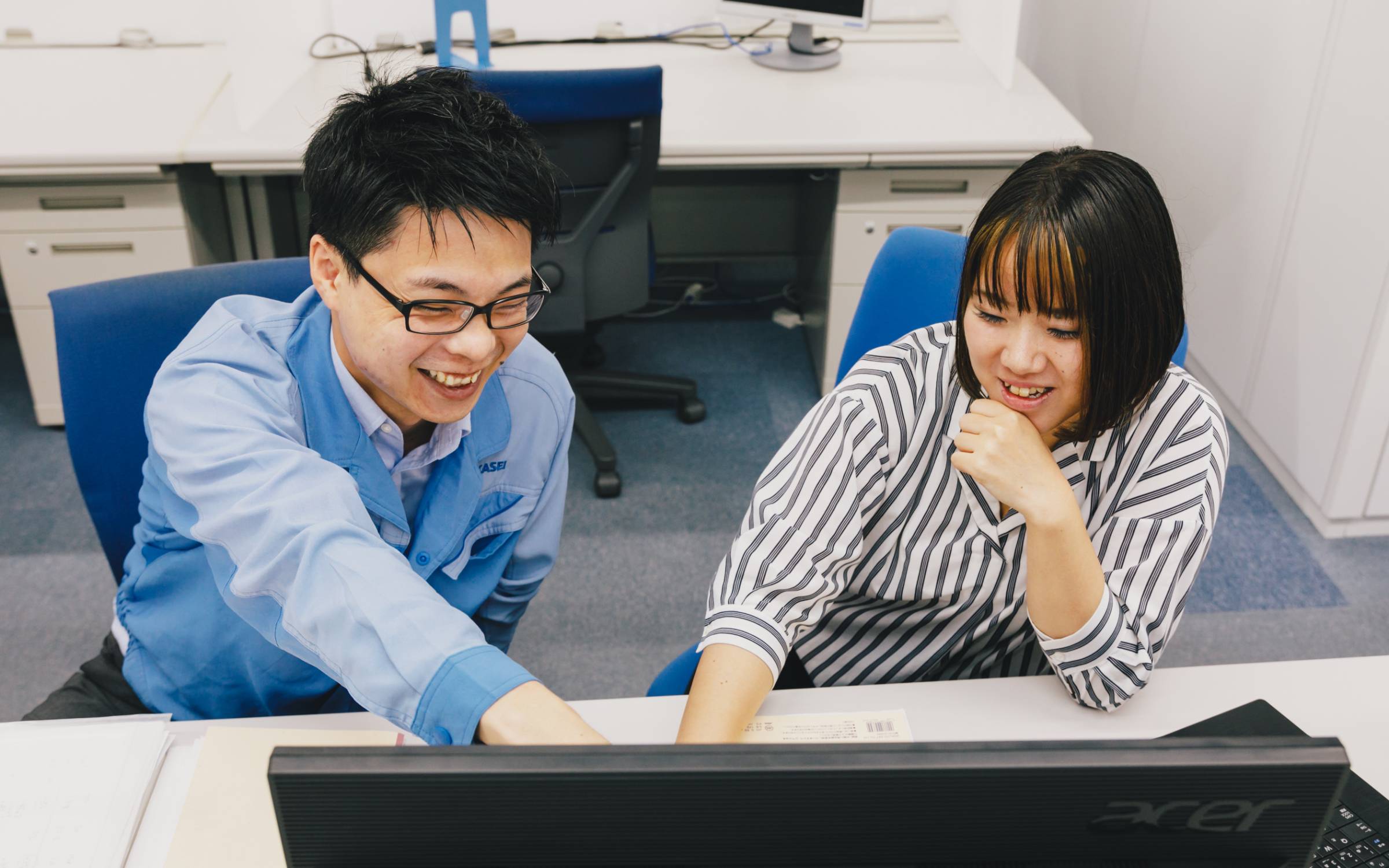 女性社員と話している写真