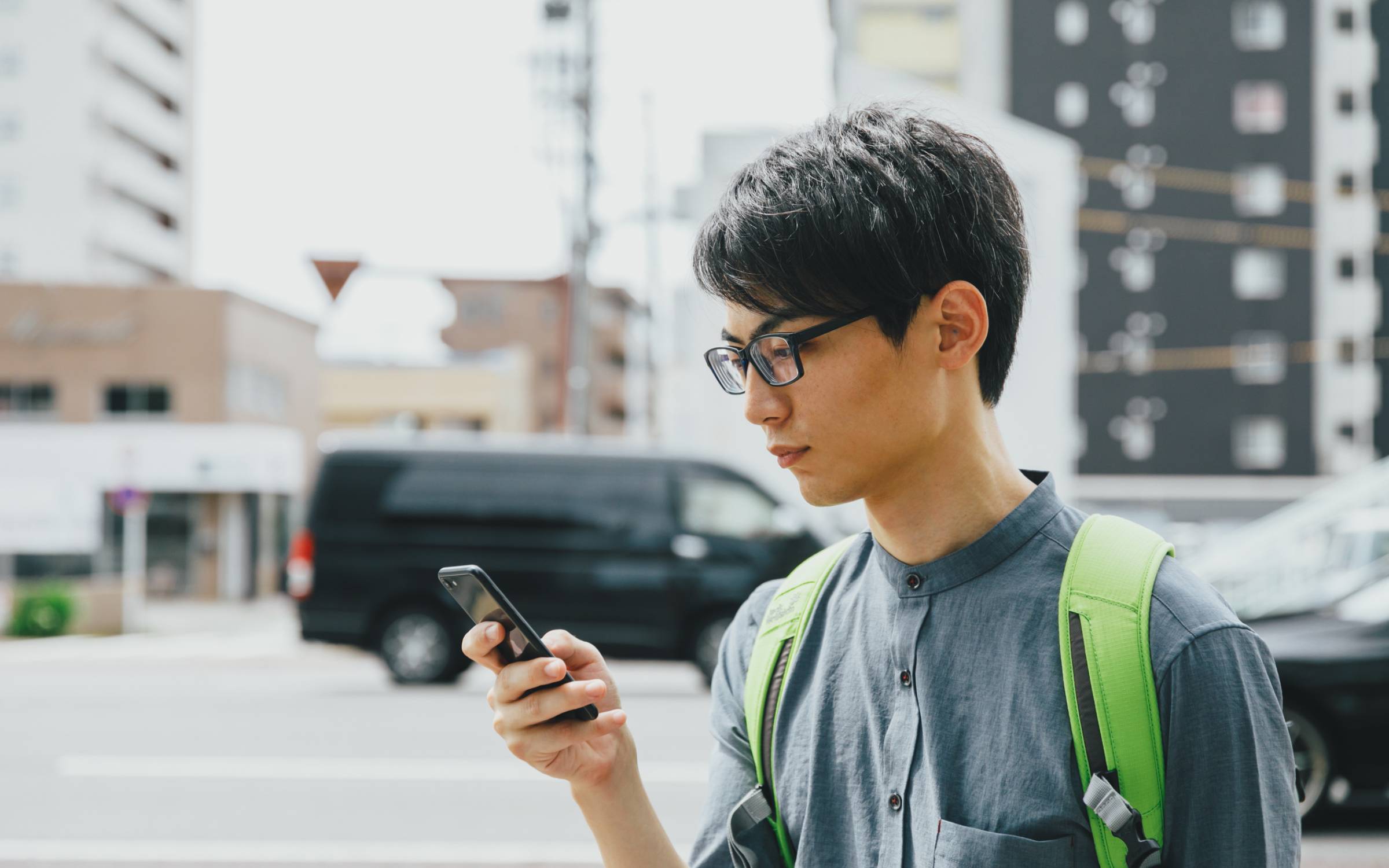 スマホを見ている写真