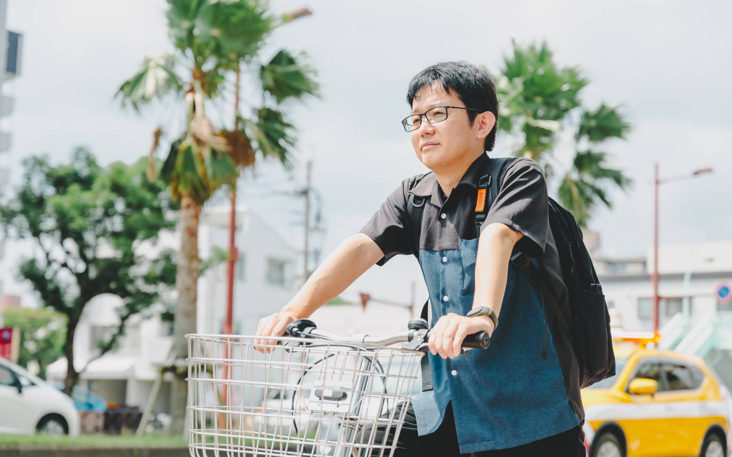 自転車を押している写真