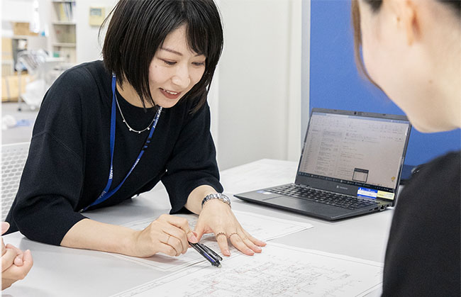 パソコンを見ながら打合せ中の様子