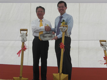 President Taketsugu Fujiwara, Asahi Kasei Corp., presents Chairman Leo Yip, Singapore Economic Development Board, with a token of appreciation after the groundbreaking.