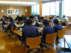 工場食堂で昼食を楽しむ生徒の皆さん