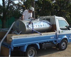 市水道局の給水車へ給水