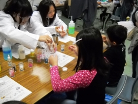 吸水性樹脂を使って、芳香剤をつくってみます。