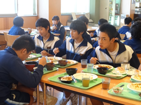 社員食堂で楽しく昼食
