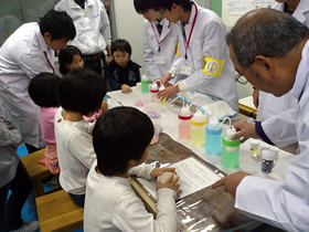 芳香剤作りに取り組むお子さんたち