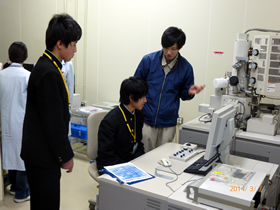 基盤技術研究所で、分析機器の説明を聞く生徒さん