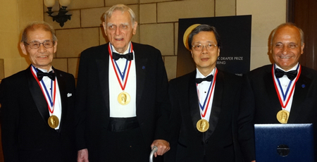 左から受賞者の吉野フェロー、John B Goodenough氏、西 美緒氏、Rachid Yazami氏