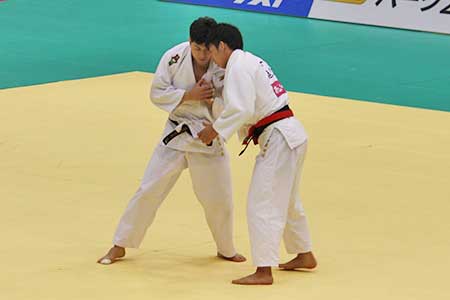 81kg級決勝の舞台で戦う永瀬(右)