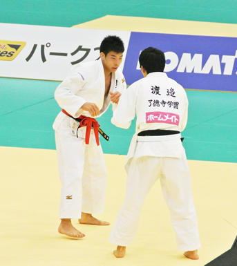 81kg級で優勝した永瀬(左)