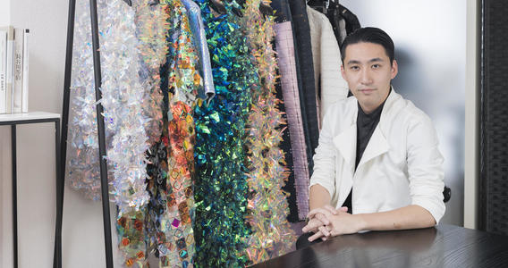 「YUIMA NAKAZATO」デザイナー 中里唯馬氏。オートクチュール こそ、ファッションの未来。