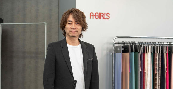 （株）エイガールズ 取締役企画室長 尾崎氏。肌触りや風合いにこだわり、価値あるラグジュアリーなテキスタイルを。