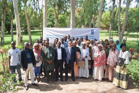Asahi Kasei participated in a workshop organized by UNDP to support women dyers in the Republic of Mali.