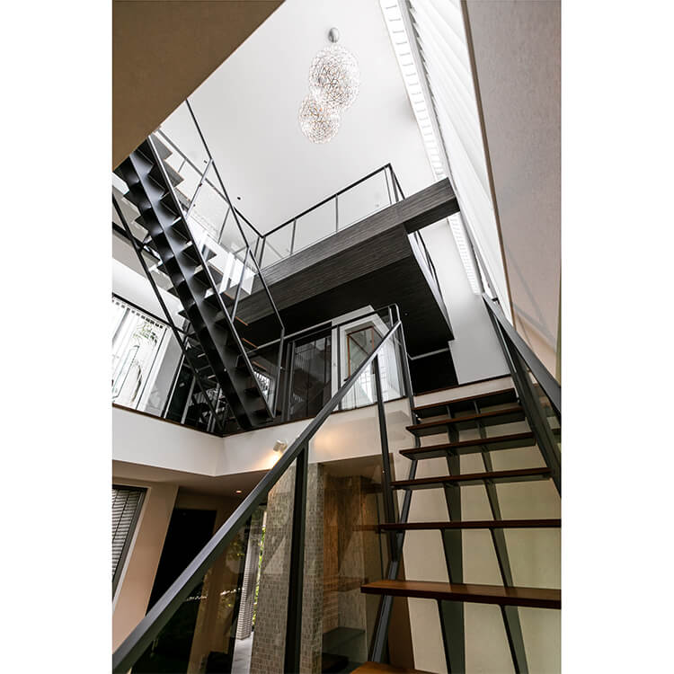 画像:タイルと階段が印象的で洗練されたデザインの家 05