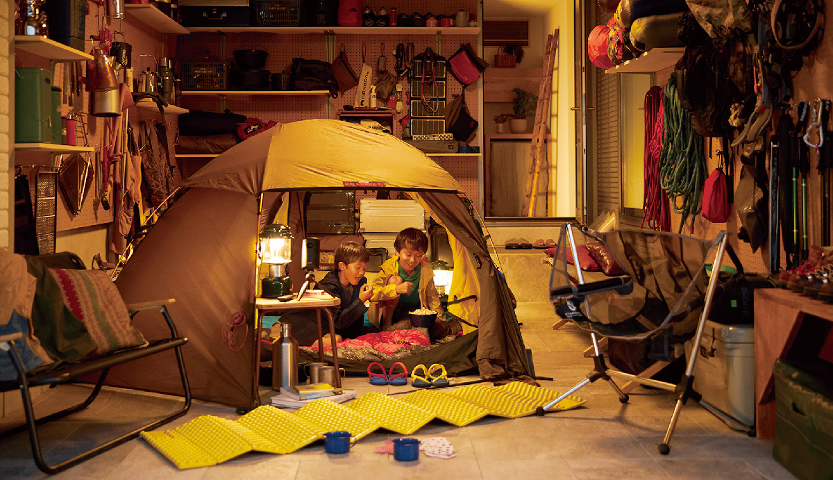 ヘーベルハウスLONGLIFE IS BEAUTIFUL ガレージでテントを広げて楽しむ子どもたちの様子