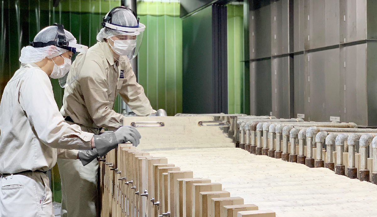 ヘーベルハウスLONGLIFE IS BEAUTIFUL 松山油脂の石けん作りの枠練り工程で使われるクーリングプレス