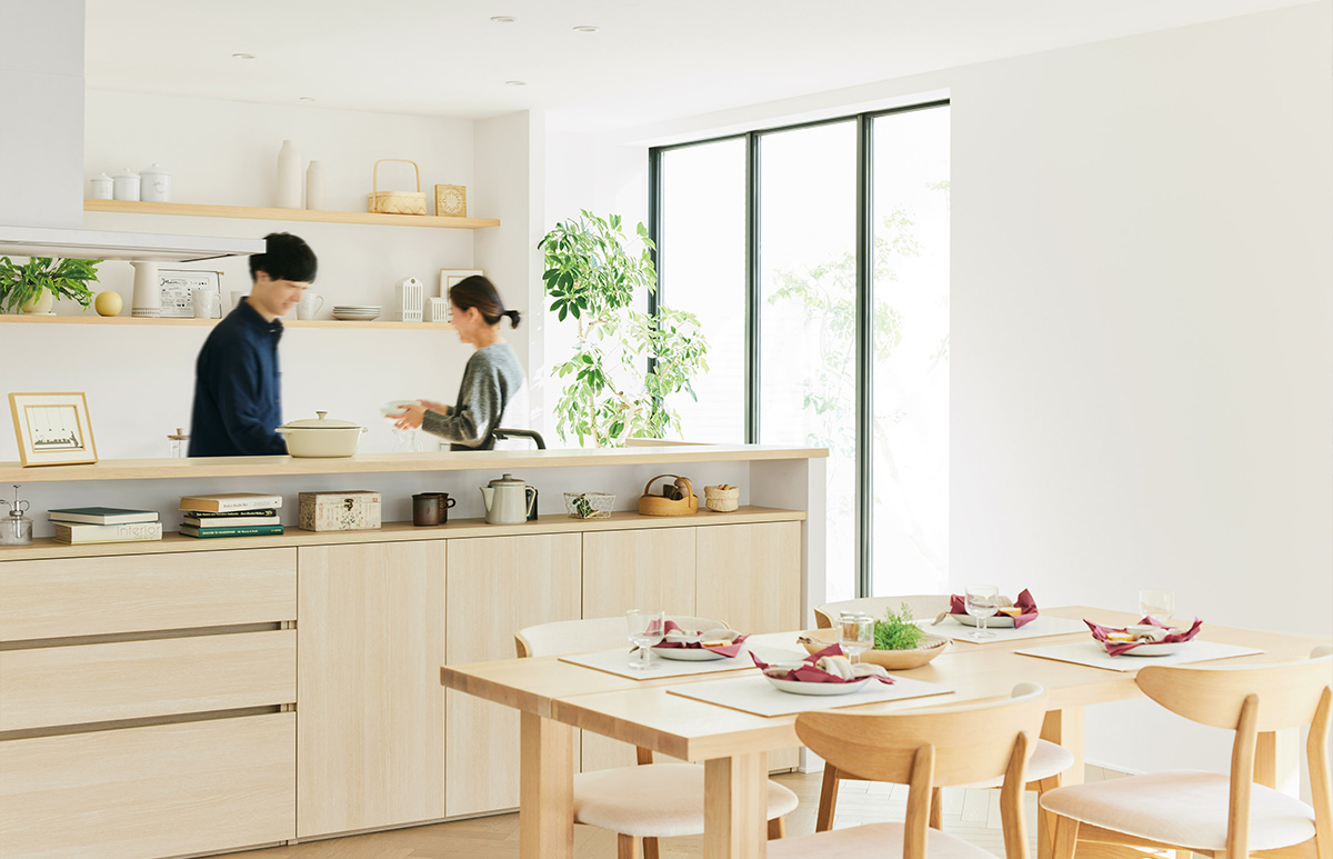 ヘーベルハウスLONGLIFE IS BEAUTIFUL トータルレジリエンス アイランドキッチンで料理をする家族
