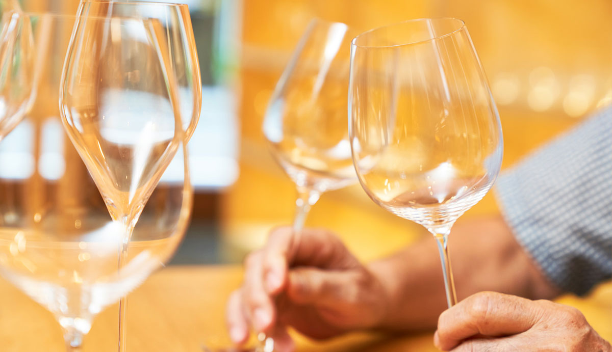ヘーベルハウスLONGLIFE IS BEAUTIFUL ワイングラスを説明してくれる木村硝子店社長の木村武史さん