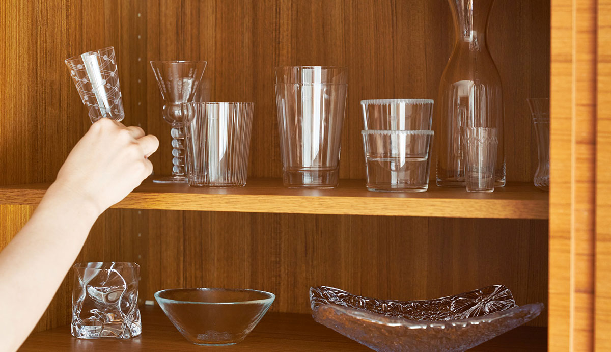 ヘーベルハウス西新井展示場キッチンの棚からグラスを取り出すところ