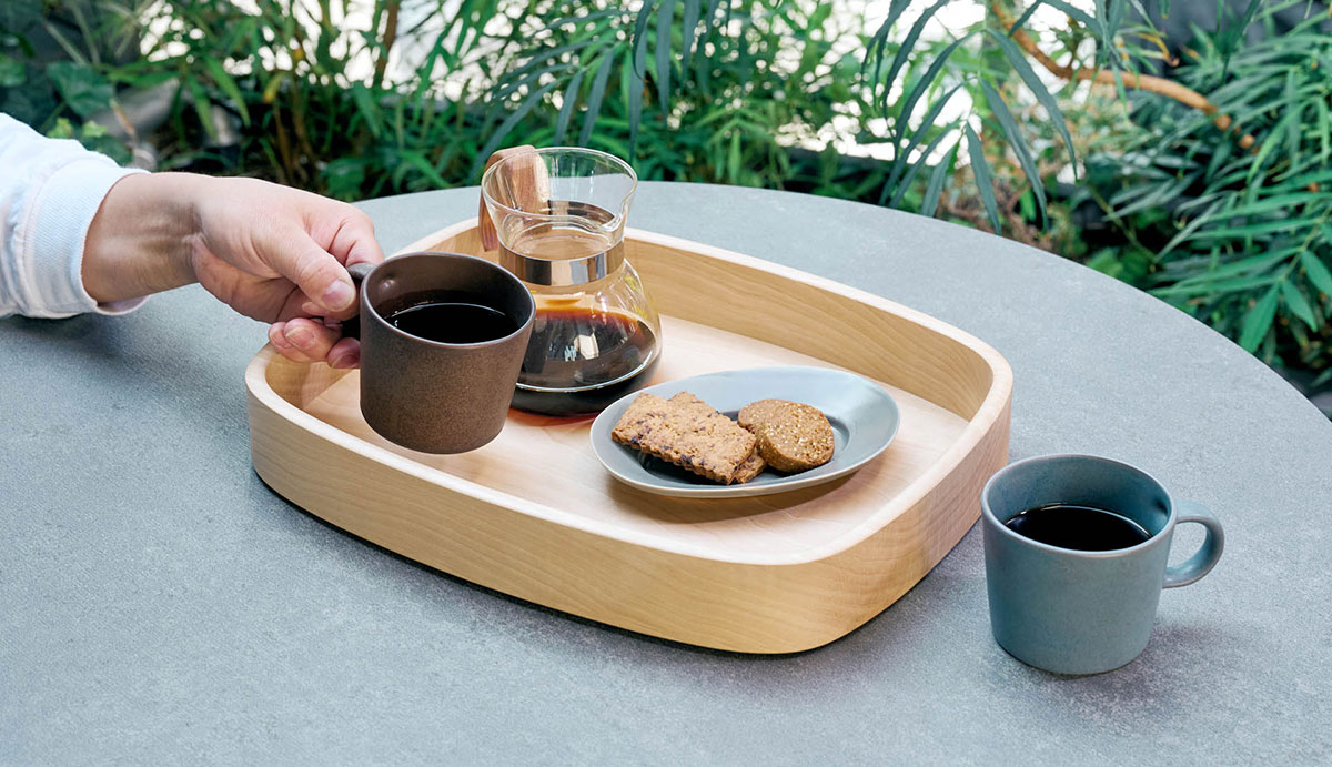 ヘーベルハウス品川シーサイド展示場そらのまで、四十沢木材工芸の帯ノコ盆に置いたコーヒーカップをとる様子