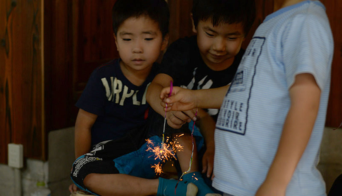 ヘーベルハウスLONGLIFE IS BEAUTIFUL 筒井時正玩具花火製造所 花火を楽しむ子どもたち