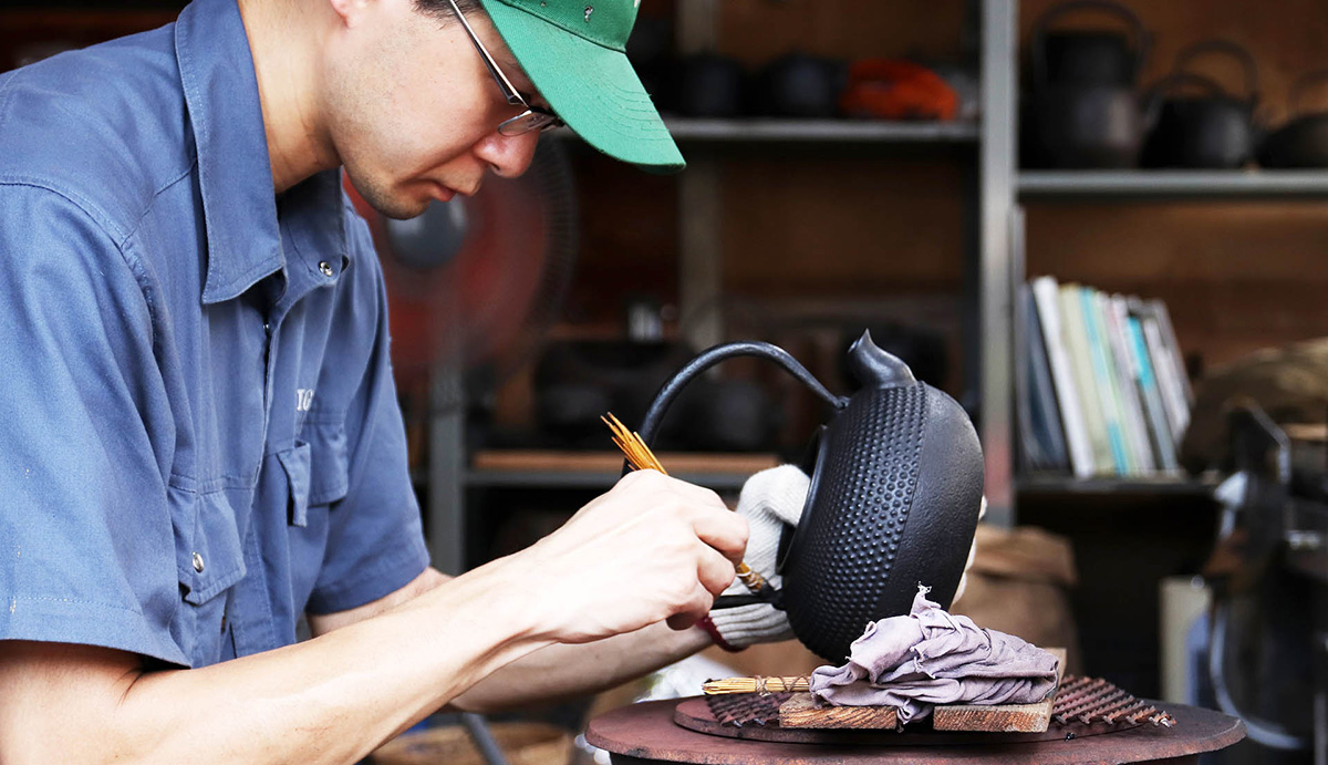 ヘーベルハウスLONGLIFE IS BEAUTIFUL 及源鋳造で鉄瓶を作る職人小野竜也さん