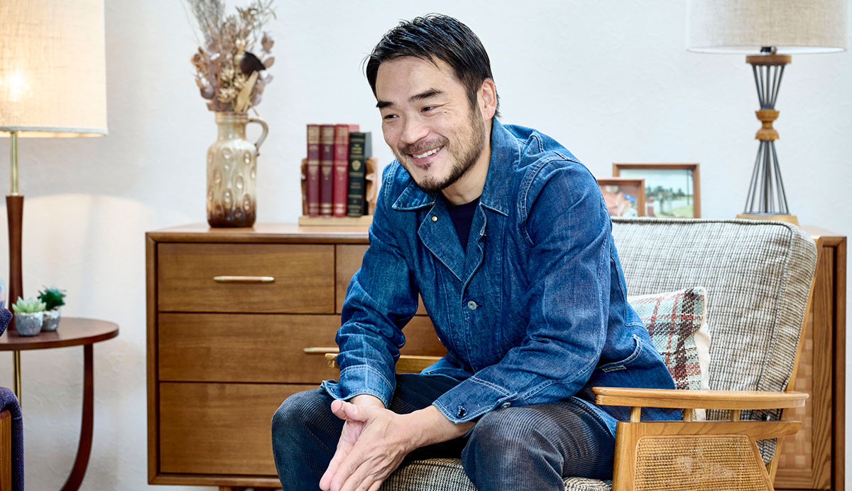 ヘーベルハウス王子展示場のリビングでインタビューに答えるACME Furniture(アクメファニチャー)の田中さん
