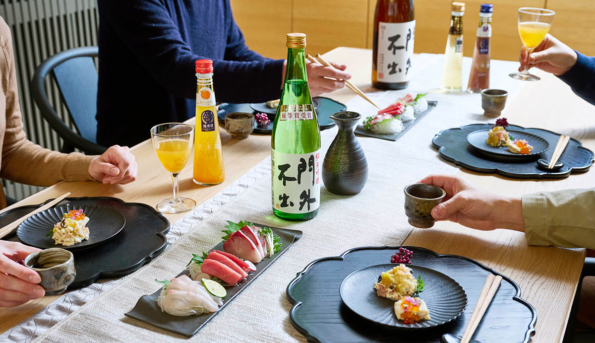 ヘーベルハウス練馬展示場のダイニングで栃木県の老舗蔵元西堀酒造の日本酒を楽しみながらパーティーをする様子