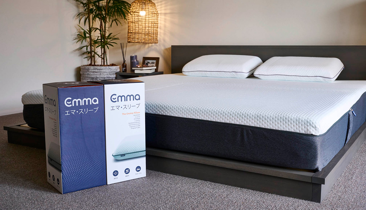 ヘーベルハウス練馬展示場の寝室に設置したエマ・スリープのマットレスと枕、パッケージ