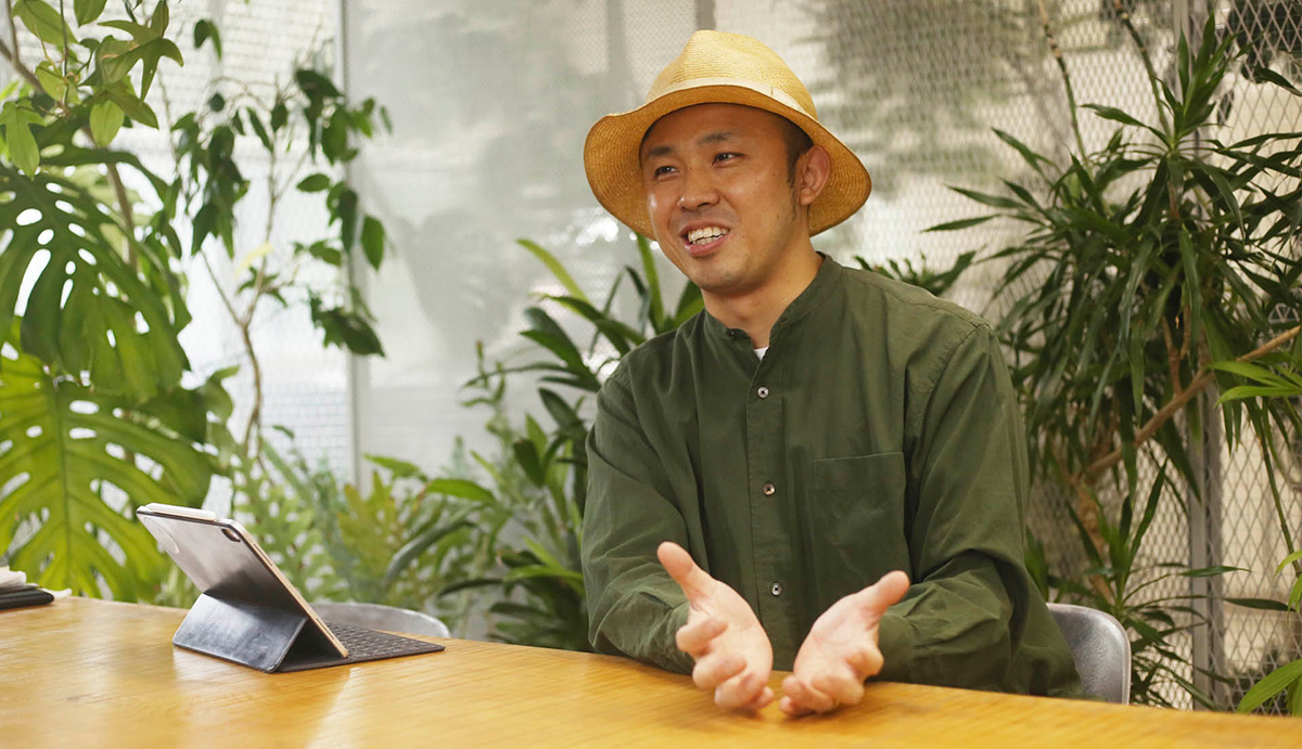 SOLSO(ソルソ)の事務所でインタビューに答えるグリーンプロデューサー増田晃さん