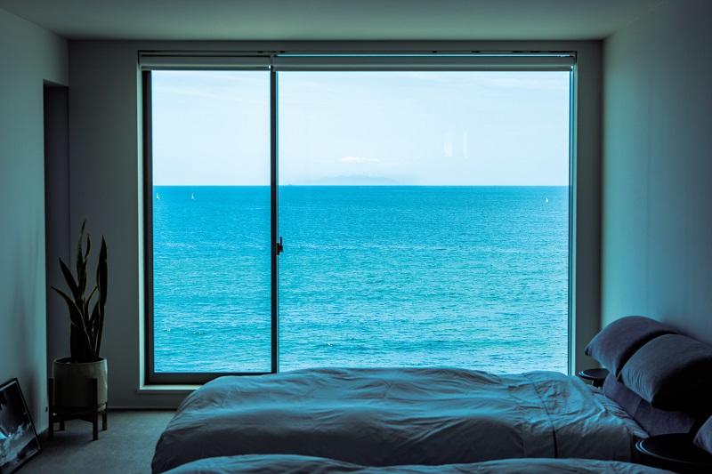 七里ヶ浜に広がる初夏の海を眺めながら 晴れの日は外出しない と彼は笑った Spirit Design