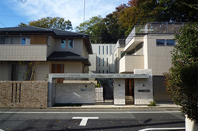 都市の森に建つ３棟