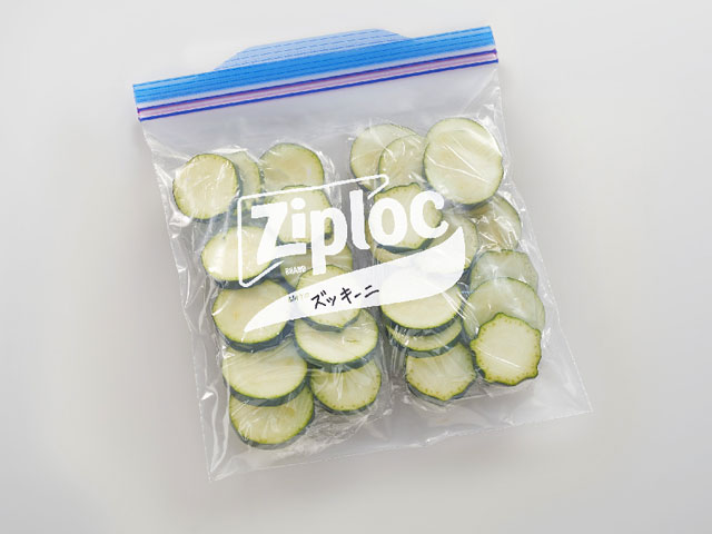画像：薄切り、みじん切り、せん切りにしたズッキーニをそれぞれサランラップで包み、ジップロックフリーザーバッグに入っている