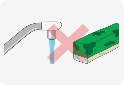 水のかかるところや湿気の多いところに置くとパッケージや紙管（中芯）が変形して使いにくくなることがあります。
