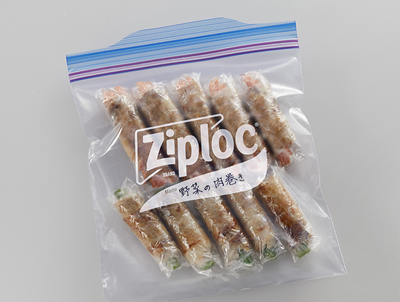 画像：加熱調理した野菜の肉巻きがジップロックフリーザーバッグに入っている