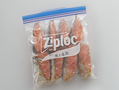 画像：焼き魚がジップロックフリーザーバッグに入っている