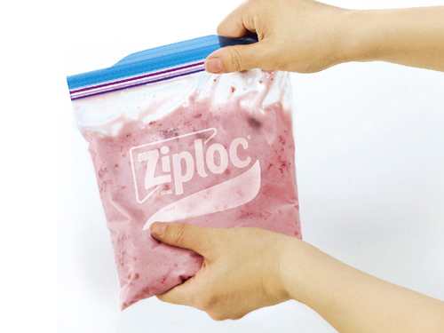 画像：ZIPLLOCにアイスを入れてもんでいる画像