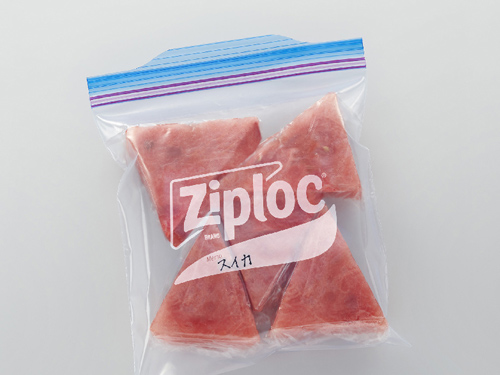 画像：ZIPLOCにスイカを入れている