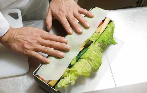 野菜とササミのプレッセシークヮーサーと蜂蜜のソース